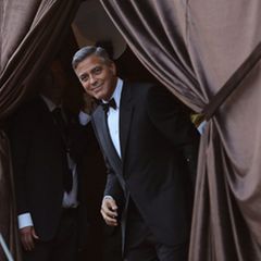 Ein letzter Moment in Freiheit: Clooney warf den Fotografen einen Blick zu, bevor er sich in das Festzelt zurückzog. Die Trauungszeremonie fand unter Ausschluss der Öffentlichkeit statt.