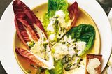 Eine raffinierte Idee: Gebackener Honigkuchen begleitet den herb-frischen Salat mit Radicchio und Blauschimmelkäse. Zum Rezept: Radicchio-Pistazien-Salat mit Kuchentoasts