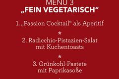 Wer Weihnachten vegetarisch feiern will, freut sich sicher über festliche Ideen - zum Beispiel die hübsch verzierte Grünkohl-Pastete und den weihnachtlichen Salat. Stressfrei vorbereiten können Sie das 4-Gänge-Menü mit unserem detaillierten Zeitplan zum Herunterladen. Wer Weihnachten vegetarisch feiern will, freut sich sicher über festliche Ideen - zum Beispiel die hübsch verzierte Grünkohl-Pastete und den weihnachtlichen Salat. Stressfrei vorbereiten können Sie das 4-Gänge-Menü mit unserem detaillierten Zeitplan zum Herunterladen.