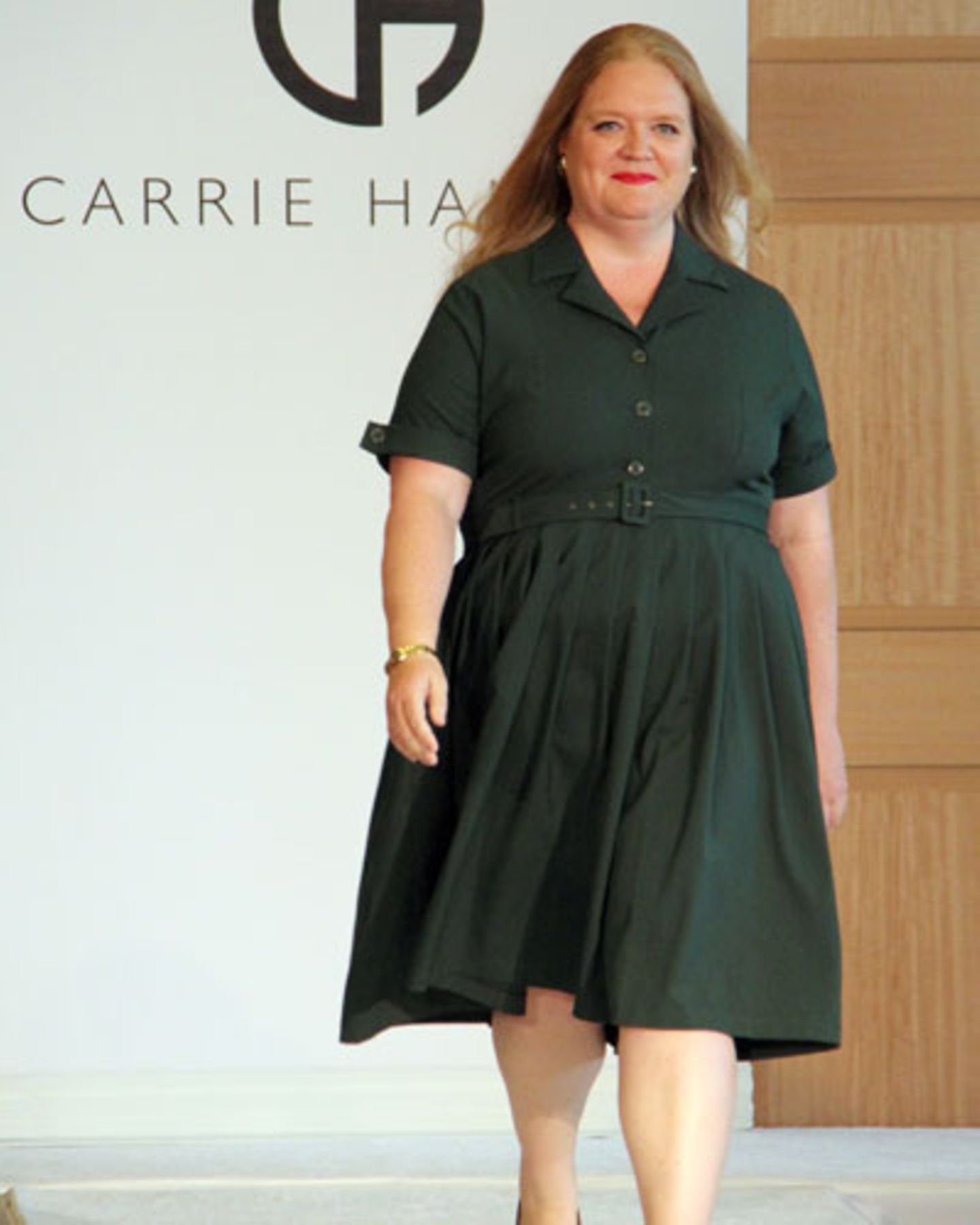 Carrie Hammers Protagonistinnen haben vielleicht keine Modelmaße, dafür Erfolg im Beruf - genau darum geht es der Designerin. Außerdem kritisiert sie den vorherrschenden Magerwahn: "Es geht nicht darum, in Klamotten zu passen. Die Klamotten sollten zu einem passen", so die New Yorkerin. Die Frauen würden sich zu sehr nach den gängigen Kleidergrößen richten, dabei sagten die Zahlen absolut nichts aus.