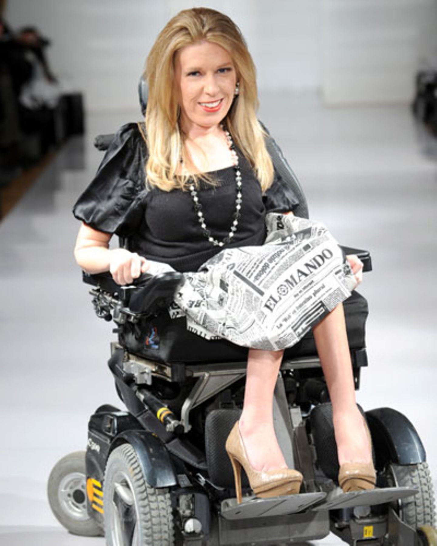 Psychologin Danielle Sheypuk präsentiert einen der Looks im Rollstuhl. Designerin Carrie Hammer möchte damit zum Ausdruck bringen, wie wichtig es ihr ist, dass Menschen mit Behinderungen von der Modeindustrie ernst genommen und nicht ignoriert werden.
