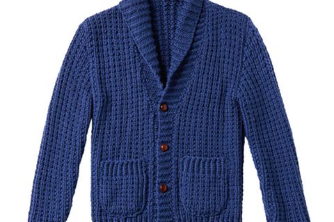 Den Merino-Cardigan mit plastischem Rippenmuster aus "Big Wool" dürfen Sie sich bestimmt mal bei ihm leihen. 
