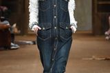 Bei Chanel ist das Jeanshemd zum Jeanskleid in die Länge gewachsen - so wird der Western-Look feminin.