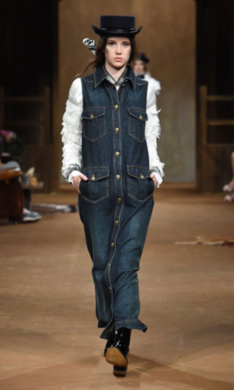Bei Chanel ist das Jeanshemd zum Jeanskleid in die Länge gewachsen - so wird der Western-Look feminin.
