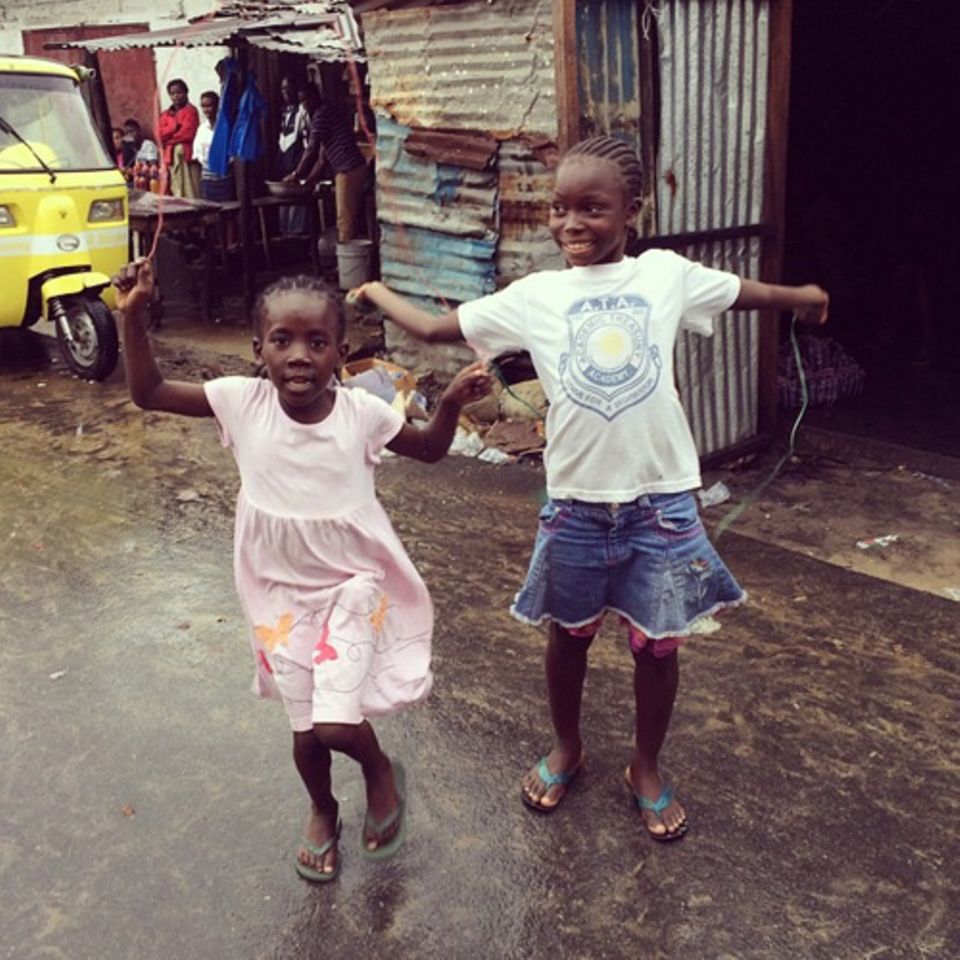 Zwei Mädchen spielen mit einem selbstgemachten Seil in Monrovia.