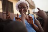 Eine Doktorin der "Star of the Sea"-Klinik klärt Kinder über das Ebola-Virus auf und erklärt ihnen, wie sie seine Verbreitung eindämmen können.