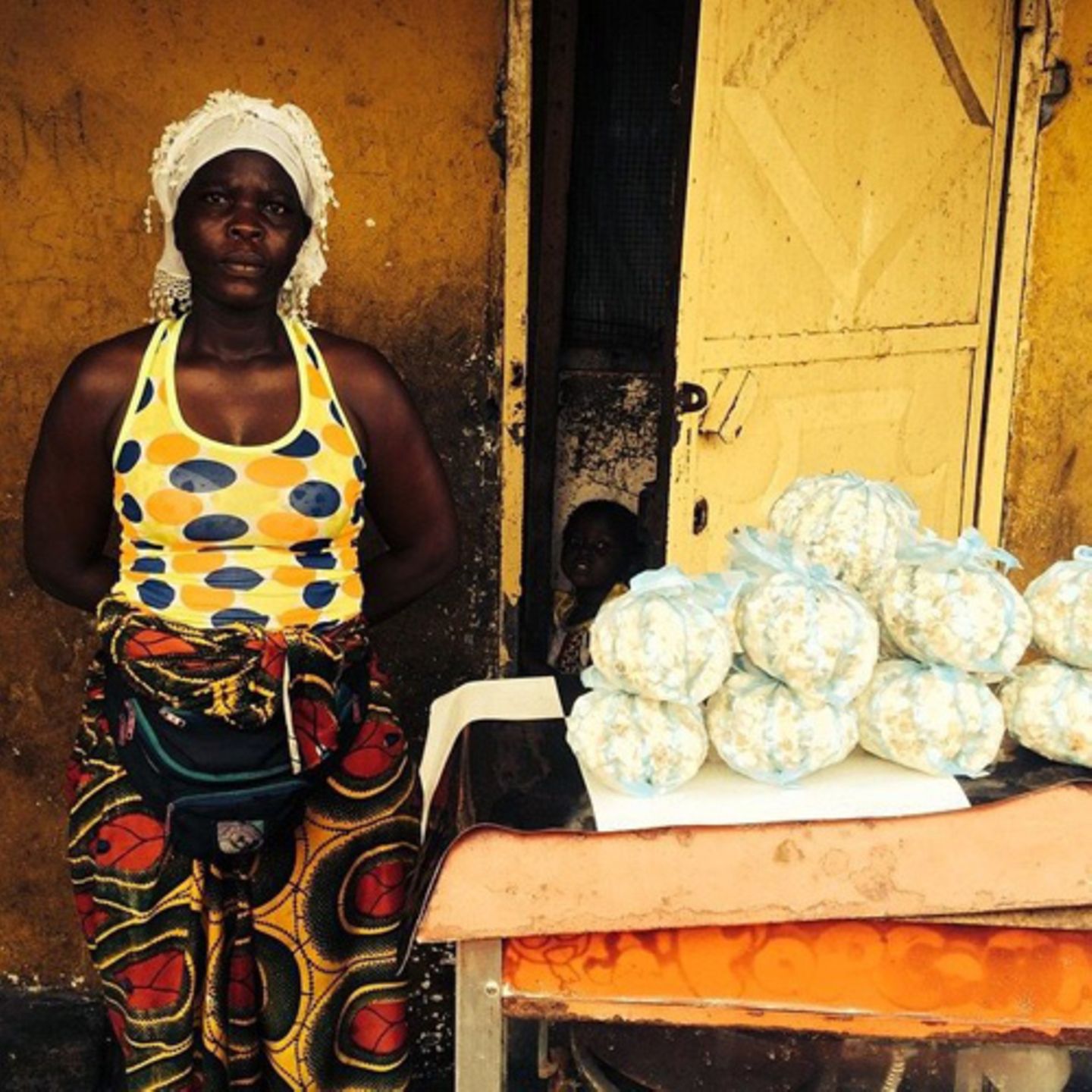 Die Ebola-Gefahr ist allgegenwärtig, doch diese Frau verkauft weiterhin Popcorn im West Point Slum von Monrovia, der Hauptstadt Liberias.