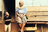 Esther und ihre Tochter Katie sind gesund, aber Esther weiß, dass viele ihrer Nachbarn krank sind. Die Weltgesundheitsorganisation warnt, dass die Zahl der Ebola-Fälle auf mindestens 20.000 steigen könne, sollte die Seuche nicht entschlossener bekämpft werden. In Guinea, Liberia und Sierra Leone wurden bisher mehr als 5800 Infizierte registriert, von denen mindestens 2800 starben. Die Gespräche über Ebola konzentrieren sich oft auf diese Zahlen. Doch dahinter stecken Tausende von Schicksalen echter Menschen. Die Organisation "More Than Me" gibt der Krankheit ein Gesicht - mit Bildern von Frauen und Mädchen, die ihren Schmerz, ihren Verlust und ihre Hoffnung widerspiegeln. Die Nonprofit-Organisation macht sich für Mädchen stark, die im West Point Slum in Liberias Hauptstadt Monrovia leben. Ihre "More Than Me Academy" ist die erste kostenlose, reine Mädchenschule des Landes. Zusätzlich zum Unterricht bekommen die Mädchen dort zwei Mahlzeiten am Tag und werden ärztlich versorgt. Es gibt Computer, eine Bücherei und ein umfassendes Nachmittagsprogramm. Wenn Sie die Arbeit von "More Than Me" unterstützen wollen, können Sie hier spenden.