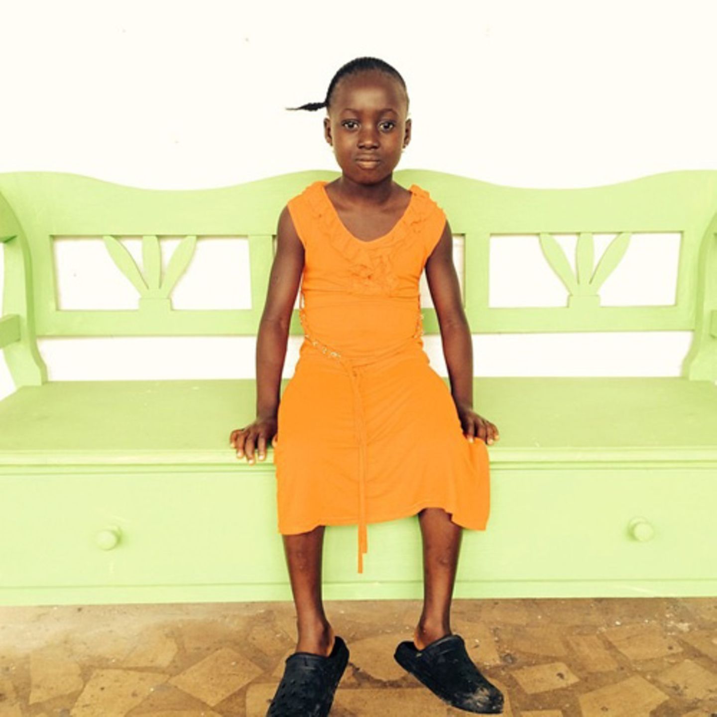 Die sechsjährige Miatta hat durch Ebola bereits ihren Vater und ihre kleine Schwester verloren. Ihre Mutter und die anderen Geschwister sind auch daran erkrankt. Weil Miatta gesund ist, muss sie zu Hause bleiben - ohne jemanden, der sich um sie kümmert. Die Mitarbeiter von "More Than Me" haben sie in ihre Obhut genommen, um sie für 21 Tage zu isolieren. Doch nach einem Tag zeigten sich bei Miatta erste Krankheitssymptome, sodass sie in eine Ebola Treatment Unit der Ärzte ohne Grenzen gebracht werden musste.