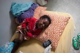 Das ist Pearlina. Die Mutter der Dreijährigen starb am Ebola-Virus in der Ambulanz auf dem Weg in das nächste Versorgungszentrum. Weil es niemanden gab, der sich um sie kümmern konnte, brachten sie die Mitarbeiter von "More Than Me" in ihr Gasthaus für eine 21-tägige Quarantäne. Dort bekam das Mädchen neue Kleidung, Essen, Wasser, Spielzeug und eine tägliche medizinische Untersuchung.