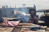 In diesem Teil des West Point Slums leben viele Ghanaer. Sie halten sich mit dem Fangen und Räuchern von Fisch über Wasser. Diese Geschäftsfrau verkauft ihren Fisch im ganzen Land.