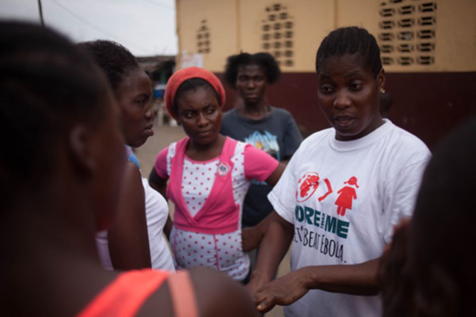 Fatu, eine Mitarbeiterin von "More Than Me", bereitet die Mahlzeiten für die Aufklärungshelfer zu. Wie jeden Tag spricht sie mit Mädchen in West Point über Ebola.