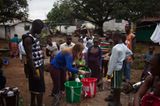 Katie Meyler, die Gründerin und Chefin von "More Than Me", zeigt den Bewohnern der Nachbarschaft Capital Hill in Monrovia, wie man Bleiche und Wasser so vermischt, dass daraus ein effektives Desinfektionsmittel zum Händewaschen entsteht.