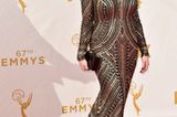 Top 2: "Mad Men"-Darstellerin Christina Hendricks zieht nicht nur in der Serie als "Joan Harris" alle Blicke auf sich. Auch während der Emmy Awards hat sie mit einem fließenden Kleid im Art Deco-Stil gepunktet. Serien-Kollege Jon Hamm hat übrigens endlich nach der achten Nominierung den Preis als bester Hauptdarsteller gewonnen.