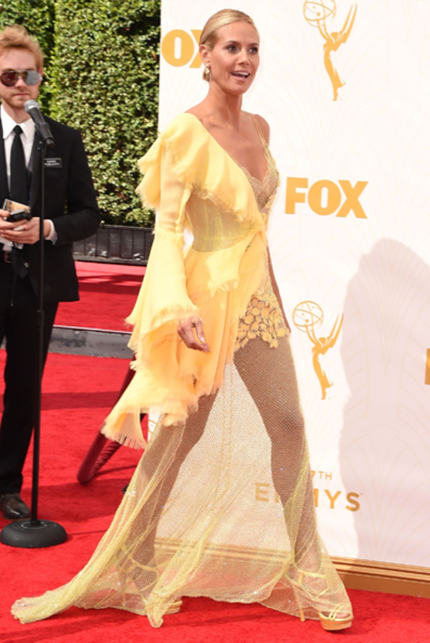 Nachdem der "Naughty Spoon" auf ihrem entblößten Hinterteil für jede Menge Aufgregung gesorgt hat, kündigt sich in dem Bibo-gelben Chiffon-Fetzen nun der nächste Shitstorm an. Unser Flop 1: Heidi Klum in einem gelben Alptraum-Kleid von Versace.