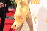 Nachdem der "Naughty Spoon" auf ihrem entblößten Hinterteil für jede Menge Aufgregung gesorgt hat, kündigt sich in dem Bibo-gelben Chiffon-Fetzen nun der nächste Shitstorm an. Unser Flop 1: Heidi Klum in einem gelben Alptraum-Kleid von Versace.