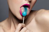 Heute wäre wir wohl eher irritiert, wenn uns der Kollege mit einer blauen Zunge entgegen kommen würde, doch früher gab es nichts schöneres, als die Zungen in allen möglichen Farben "anzumalen". Vieleicht sollten wir es doch mal wieder ausprobieren ...