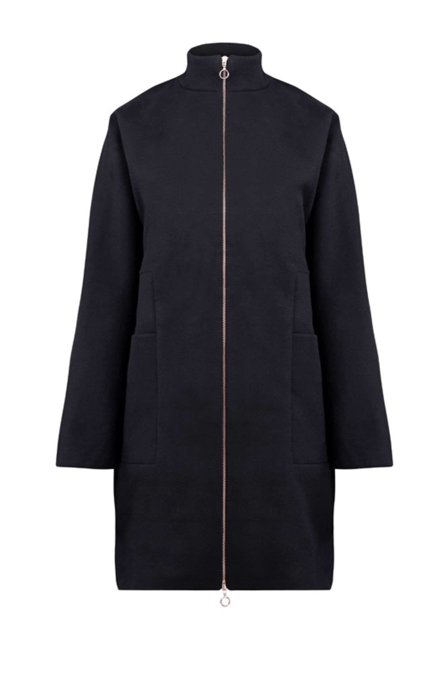 Schwarzer Mantel aus Bio-Baumwolle und recyceltem Polyester mit langem Zipper, 240 Euro.