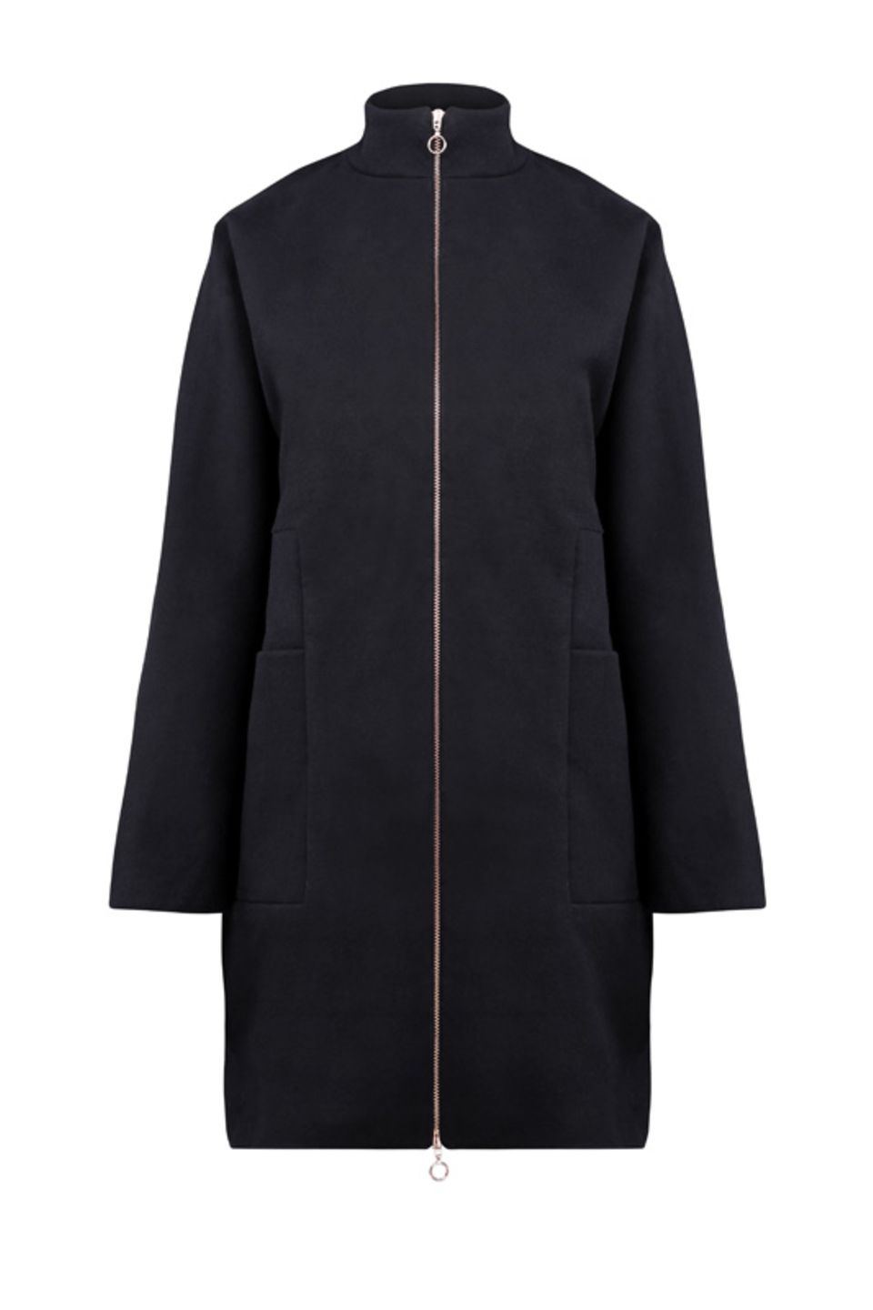 Schwarzer Mantel aus Bio-Baumwolle und recyceltem Polyester mit langem Zipper, 240 Euro.