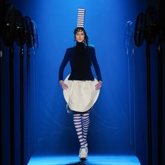 Designer Jean Paul Gaultier hat sich in seiner Haute-Couture-Show von den Trachten der Bretagne inspirieren lassen.
