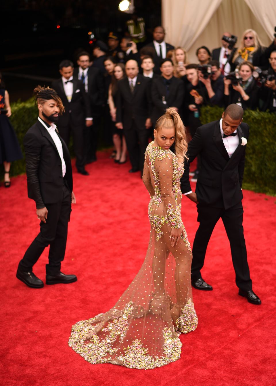Sängerin Beyoncé in New York in einem transparenten Traum-Kleid mit floraler Verzierung.