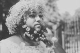 Hochzeitsfotografie: Hat diese Braut Blumen im Bart? Ja, und sie ist wunderschön!