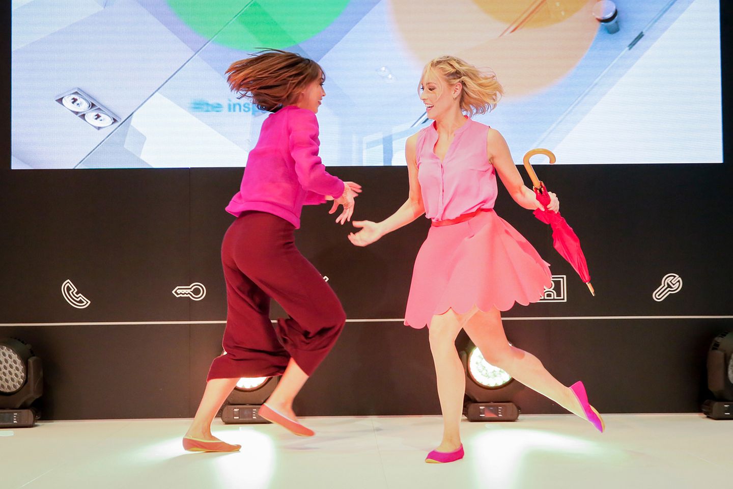 Sunny side up in Pink: Top von Antonia Goy, Hose von Zara. Nicole trägt ein Top von Takko, einen Rock von H&M und Schuhe von Ilse Wahl über gymhall.de