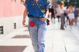 Ein besonders schöner Denim-Look: Boyfriend-Hose zu "Sonne, Mond und Sterne"-Jeans-Shirt und Bastabsätzen.