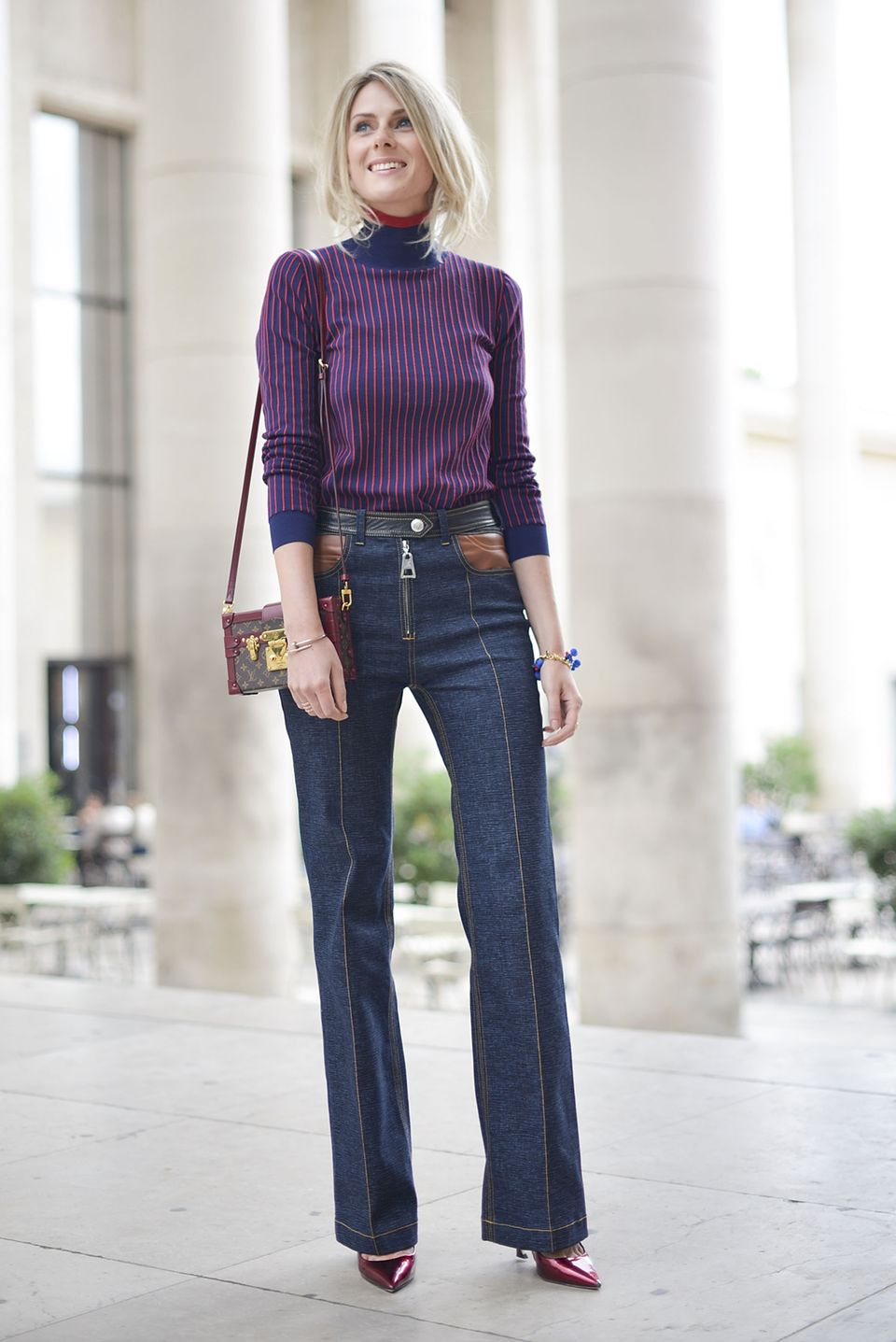 Ein farblich besonders schönes Outfit mit Marlene-Hose und Rollkragen-Pullover, dessen Farben in der Tasche und den Pumps aufgegriffen werden.