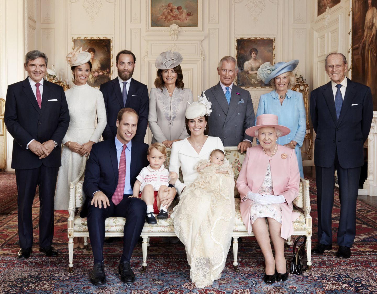 Queen Elizabeth sitzt neben Prinz William, Prinz George, Herzogin Catherine und Prinzessin Charlotte. Dahinter von links nach rechts Michael Middleton, Catherines Schwester Pippa Middleton, James Middleton, Carole Middleton, Prinz Charles, Herzogin Camilla und Prinz Philip.