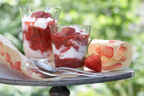 Erdbeer-Rhabarber-Kompott mit Baisercreme