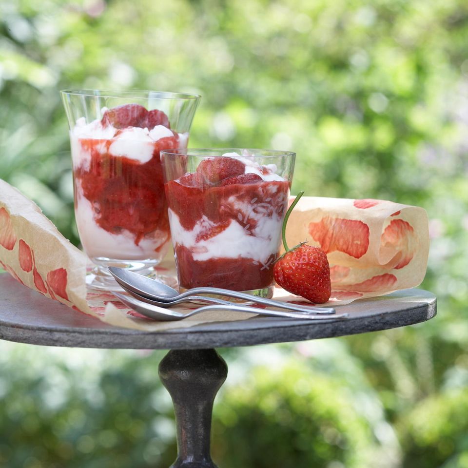 Erdbeer-Rhabarber-Kompott mit Baisercreme