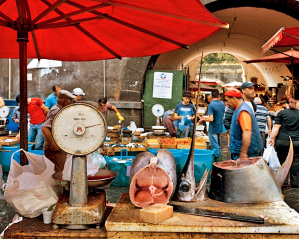 Lust auf Fisch? Auf dem Fischmarkt in Cantania im Westen der Insel ist bestimmt eine Delikatesse für Sie dabei.