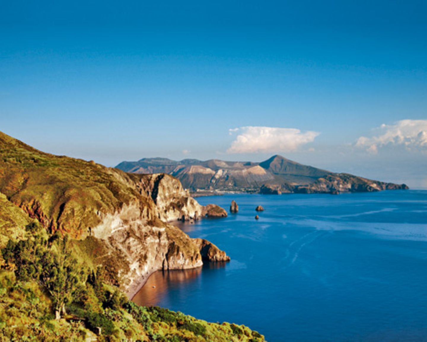 Sieben Inseln gehören zur Liparischen Gruppe nördlich von Sizilien. Entstanden aus Vulkan - heute ein besonderer Aussichtspunkt.
