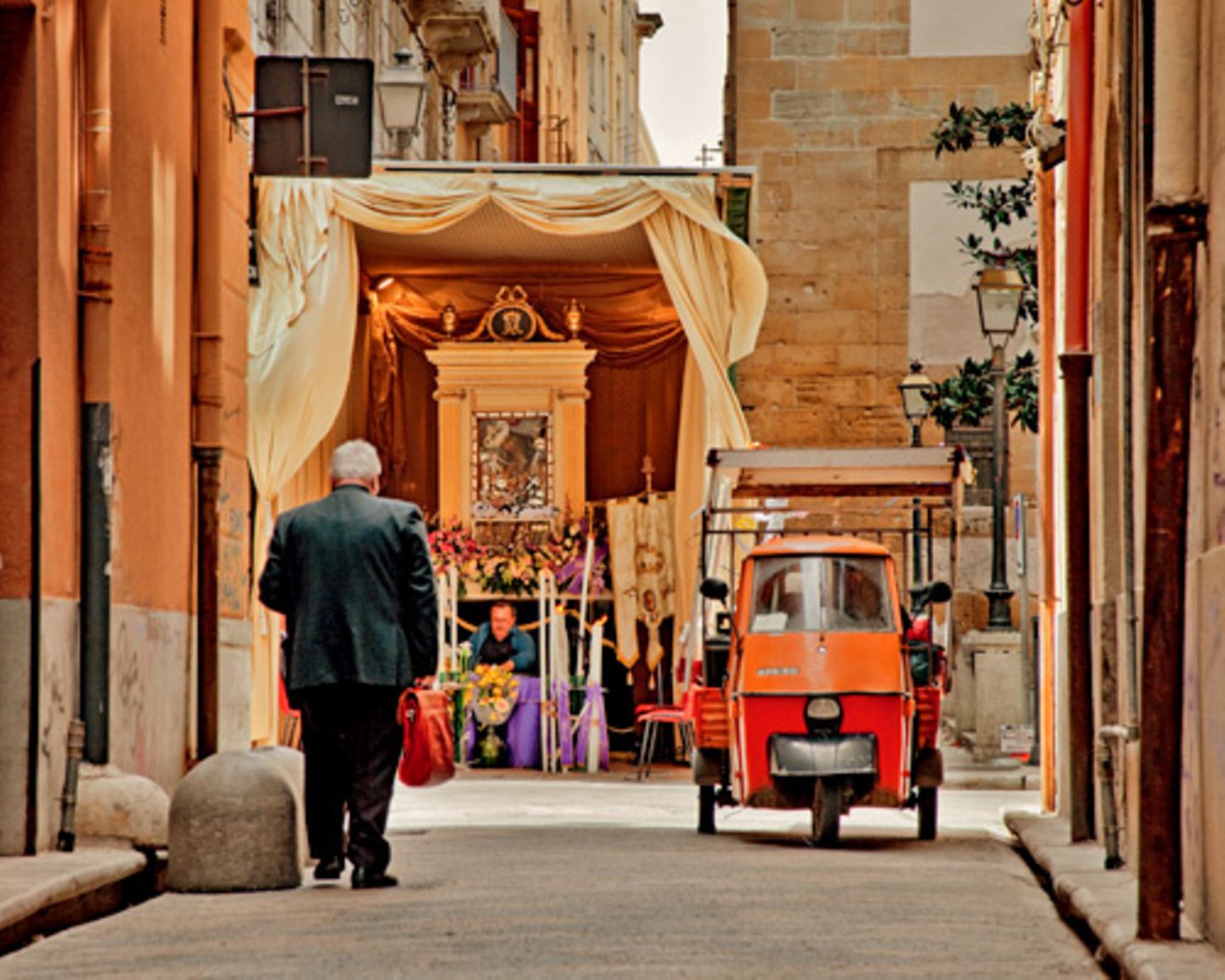 Religion spielt auf Sizilien eine große Rolle. Besonders zu Ostern werden die Straßen aufwendig für die Prozessionen geschmückt.