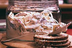Das perfekte Katerfrühstück: Heringssalat mit Äpfeln, Gewürzgurken und Zwiebeln. Unverzichtbar dazu: Schwarzbrot und Butter.Zum Rezept: Heringssalat Das perfekte Katerfrühstück: Heringssalat mit Äpfeln, Gewürzgurken und Zwiebeln. Unverzichtbar dazu: Schwarzbrot und Butter.Zum Rezept: Heringssalat
