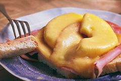 Retro-Feeling auf dem Teller: In den 50er-Jahren war der Toast Hawaii mit seiner Süß-Salzig-Kombination eine kulinarische Revolution. Wer mag, garniert ihn mit einer Cocktailkirsche. Zum Rezept: Toast Hawaii Retro-Feeling auf dem Teller: In den 50er-Jahren war der Toast Hawaii mit seiner Süß-Salzig-Kombination eine kulinarische Revolution. Wer mag, garniert ihn mit einer Cocktailkirsche. Zum Rezept: Toast Hawaii
