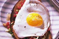 Schinken, Ei und Brot: der Stramme Max ist ein klassisches Junggesellen-Essen und schmeckt morgens, mittags, abends - übrigens nicht nur Junggesellen! Zum Rezept: Strammer Max Schinken, Ei und Brot: der Stramme Max ist ein klassisches Junggesellen-Essen und schmeckt morgens, mittags, abends - übrigens nicht nur Junggesellen! Zum Rezept: Strammer Max