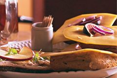 Nicht-Rheinländer verwechseln Halve Hahn schon mal mit Hähnchen - dabei ist es ein Roggenbrötchen mit Käse. Schöne Ergänzung auf dem Brotzeit-Teller: die Schmalzstulle. Zum Rezept: Halver Hahn und Schmalzstulle Nicht-Rheinländer verwechseln Halve Hahn schon mal mit Hähnchen - dabei ist es ein Roggenbrötchen mit Käse. Schöne Ergänzung auf dem Brotzeit-Teller: die Schmalzstulle. Zum Rezept: Halver Hahn und Schmalzstulle