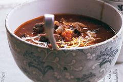 Sterneküche? Ach nö! Heute genießen wir mal einfach: herzhafte Rezepte, die besten aus der Kneipenküche. Zum Beispiel eine gute Gulaschsuppe. Ihr Geheimnis Gulaschsuppe: Das Fleisch schön kräftig anbraten, damit sich viele Röststoffe bilden - sie machen die Suppe würzig. Zum Rezept: Gulaschsuppe Sterneküche? Ach nö! Heute genießen wir mal einfach: herzhafte Rezepte, die besten aus der Kneipenküche. Zum Beispiel eine gute Gulaschsuppe. Ihr Geheimnis Gulaschsuppe: Das Fleisch schön kräftig anbraten, damit sich viele Röststoffe bilden - sie machen die Suppe würzig. Zum Rezept: Gulaschsuppe