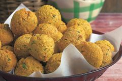 Linsenbällchen mit Erdnuss-Dipp Linsenbällchen mit Erdnuss-Dipp