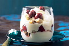 Schneeweißchen und Rosenrot: Ein winterlich gewürztes Trifle mit Puddingcreme und Sauerkirschen. Zum Rezept: Weihnachts-Trifle Schneeweißchen und Rosenrot: Ein winterlich gewürztes Trifle mit Puddingcreme und Sauerkirschen. Zum Rezept: Weihnachts-Trifle