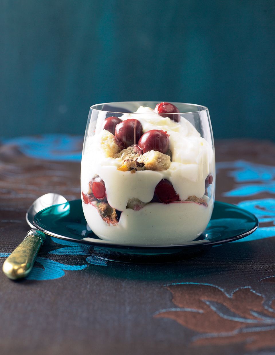Schneeweißchen und Rosenrot: Ein winterlich gewürztes Trifle mit Puddingcreme und Sauerkirschen. Zum Rezept: Weihnachts-Trifle Schneeweißchen und Rosenrot: Ein winterlich gewürztes Trifle mit Puddingcreme und Sauerkirschen. Zum Rezept: Weihnachts-Trifle