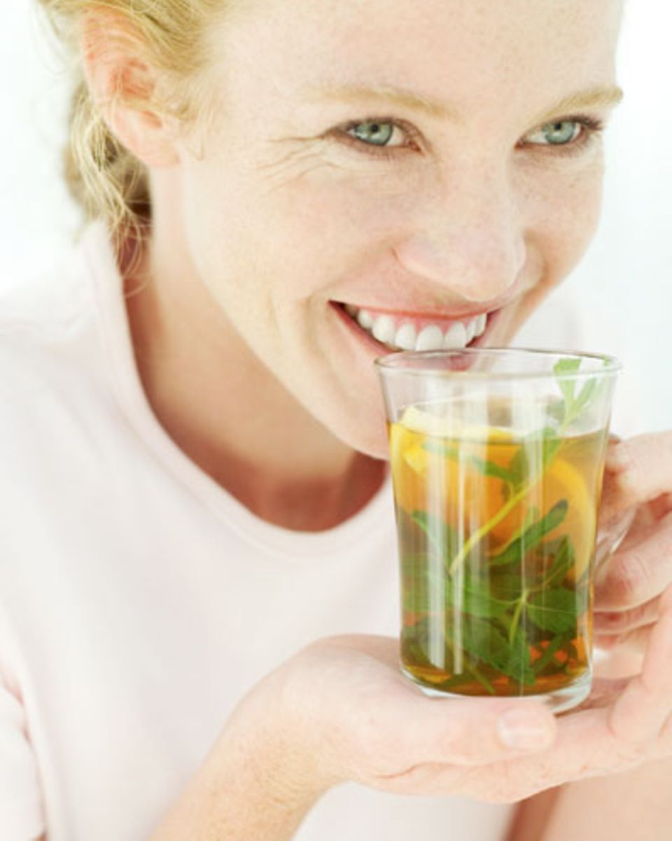 Зеленый попит. Фитотерапия в стоматологии. Пьет зеленый чай. Девушка пьет зеленый чай. Фитопрепараты в стоматологии.