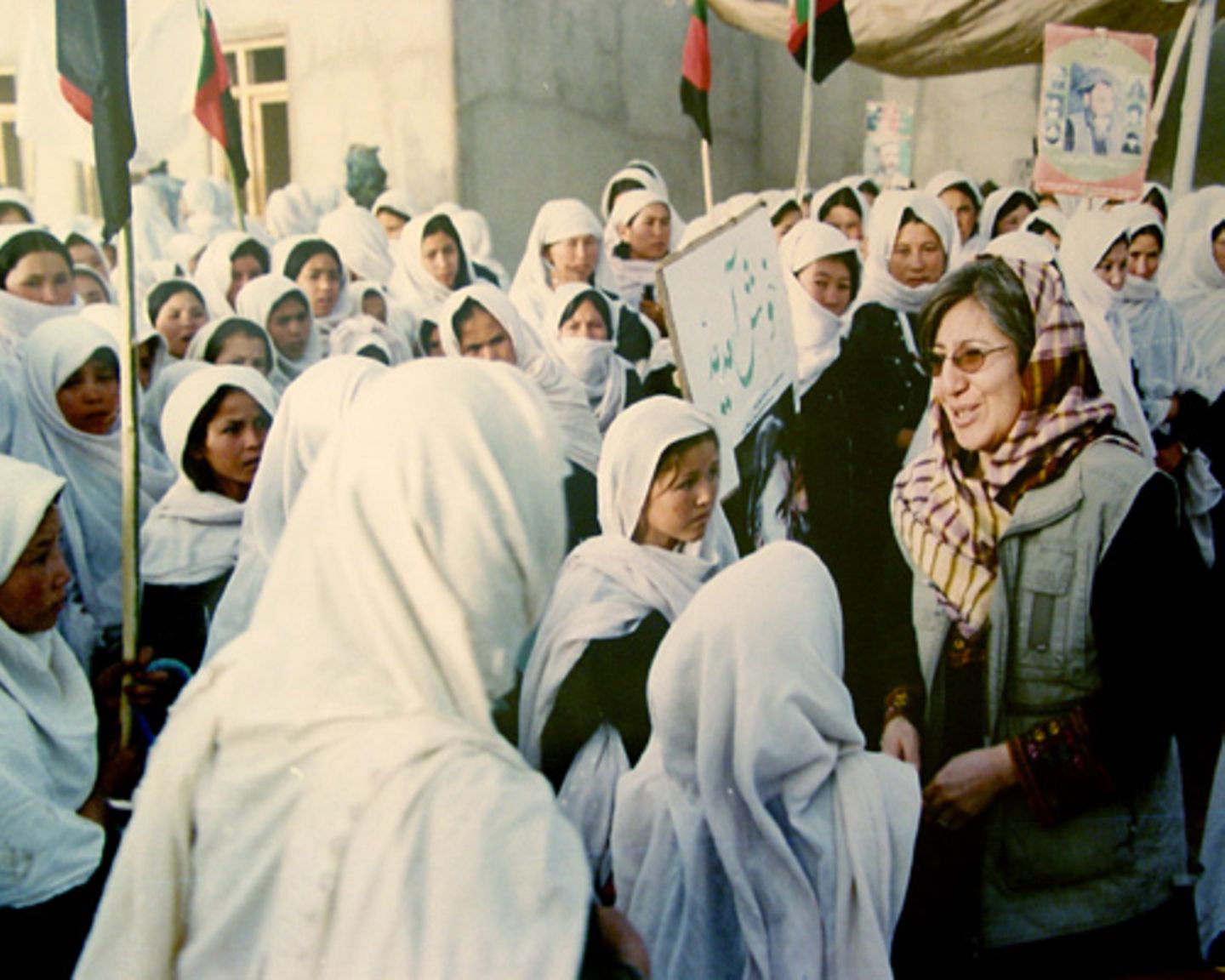 Was sie bis heute erreicht hat: 1989 gründete sie die Shuhada Organisation, die heute 15 Kliniken in Afghanistan betreibt. Rund 3,3 Millionen Menschen konnten so dank Sima Samar behandelt werden, vor allem Frauen und Kinder. Außerdem baute ihre Organisation 70 Schulen in Afghanistan auf. Das Foto zeigt sie 2003 beim Besuch einer Mädchenschule in der Daikundi-Provinz. Während der Taliban-Herrschaft waren die Shuhada-Schulen die einzigen, die Mädchen eine höhere Bildung ermöglichten. Viele unterrichteten heimlich im Untergrund.