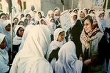 Was sie bis heute erreicht hat: 1989 gründete sie die Shuhada Organisation, die heute 15 Kliniken in Afghanistan betreibt. Rund 3,3 Millionen Menschen konnten so dank Sima Samar behandelt werden, vor allem Frauen und Kinder. Außerdem baute ihre Organisation 70 Schulen in Afghanistan auf. Das Foto zeigt sie 2003 beim Besuch einer Mädchenschule in der Daikundi-Provinz. Während der Taliban-Herrschaft waren die Shuhada-Schulen die einzigen, die Mädchen eine höhere Bildung ermöglichten. Viele unterrichteten heimlich im Untergrund.