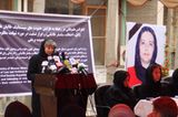 Womit sie leben muss: Morddrohungen gehören für Sima Samar zum Alltag. Die radikalen Warlords, die in Afghanistan wieder an Macht gewinnen, werfen ihr Gotteslästerung vor, weil sie Steinigungen und Gewalt gegen Frauen verurteilt. Ohne Bodyguards geht sie nicht mehr aus dem Haus. Das Foto zeigt sie während einer Pressekonferenz zum Thema systematische Gewalt gegen Frauen. Die Frau auf dem Bild rechts ist die Juraprofessorin und Menschenrechtlerin Hamida Barmaki, die 2010 bei einem Selbstmordattentat ermordet wurde.