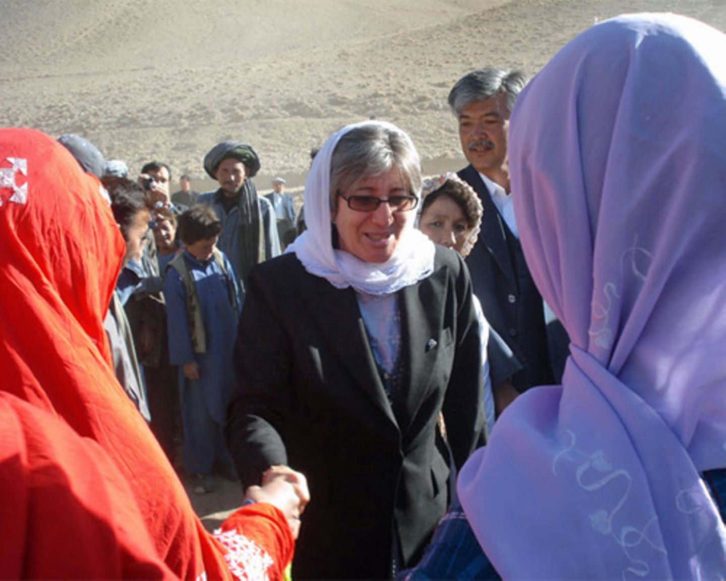 Was ist ihr Ziel? Sima Samar träumt von einem friedlichen und freien Afghanistan. "Am wichtigsten ist es, dass die Menschen Bildung bekommen. Bildung ist der Schlüssel gegen Armut und für eine fortschrittliche Gesellschaft, in der die Menschenwürde respektiert wird." Dafür wird sie weiter kämpfen. Unermüdlich. Mehr bei BRIGITTE.de: Frauen in Afghanistan: Die Generalin Islam: Die Burka verbieten? Mehr Sinn, weniger Show: Die Welt wird weiblich