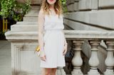 In diesem mädchenhaft-verspielten Outfit lief Natalie unserer Fotografin vor die Linse. Zum blütenweißen Hängerkleidchen kombiniert sie Strohhut, ein gelbes Umhängetäschchen und schwarz-glänzende Birkenstock-Sandalen.
