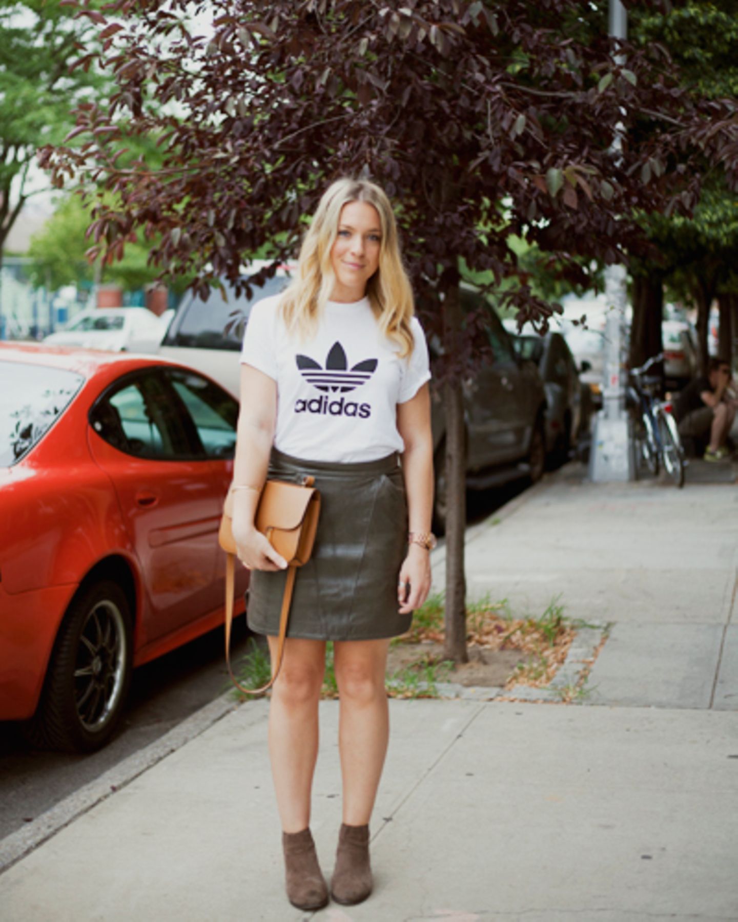 Adidas-Shirt zu schlammgrünem Lederrock und braunen Wildleder-Boots: Mit ihrem Stil und den langen blonden Haaren erinnert Courtney uns eindeutig an Chloë Sevigny.